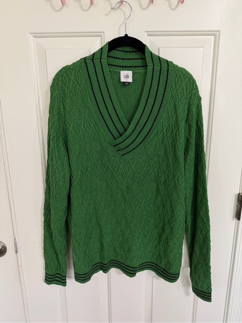 NWOT CAbi Lucky Day Pullover Kelly Green Cable Knit V-Neck Sweater w/ Black Trim - Picture 4 of 13